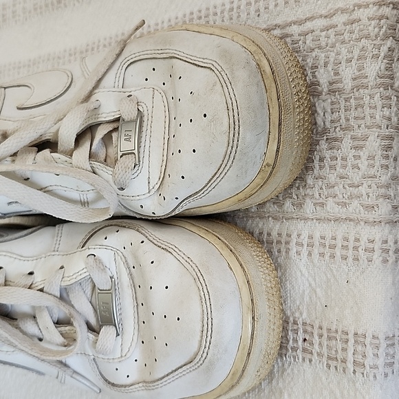 Air Force 1 white sneakers, low ankle, 7Y but fits a women's 8. - Picture 3 of 9